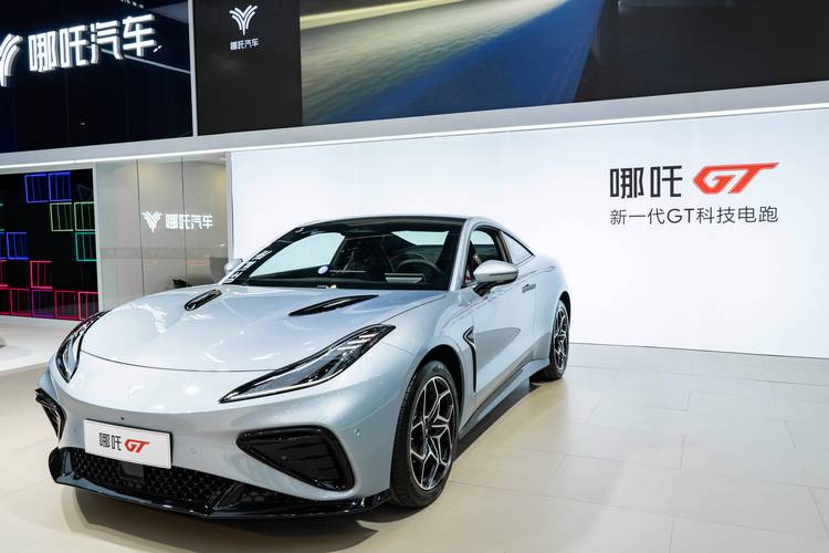 佛山276哪吒汽车在智能汽车领域的表现，领途汽车在新能源汽车市场中的影响力